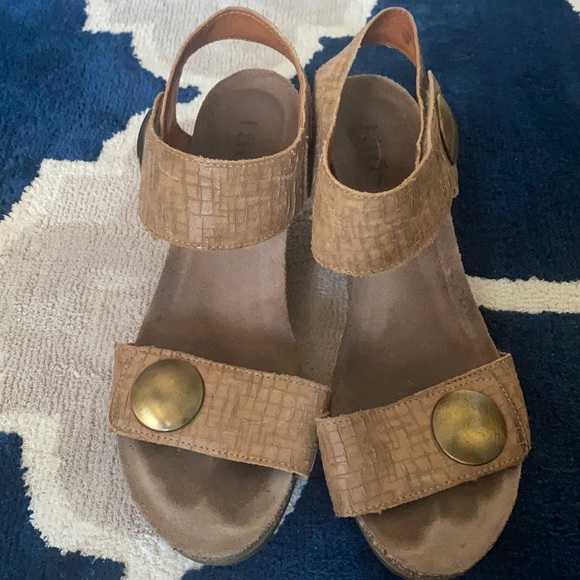 Taos Brown Wedges - Picture 1 of 9